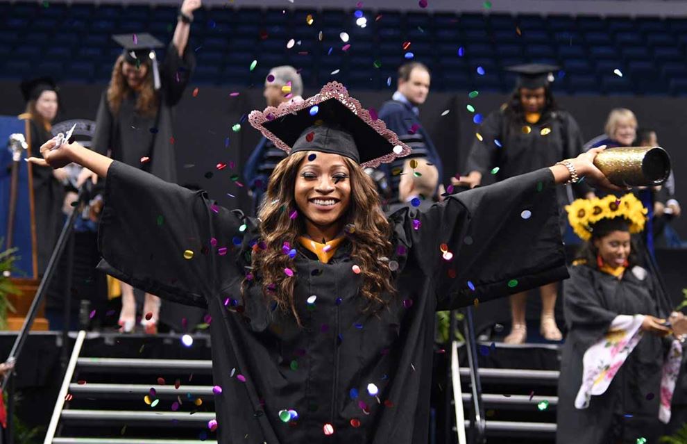 Meredith-Hamlet---2018-Graduation-Picture